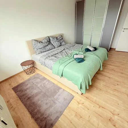 3-zimmerwohnung & 3 Min Zur Strassenbahn Apartment *