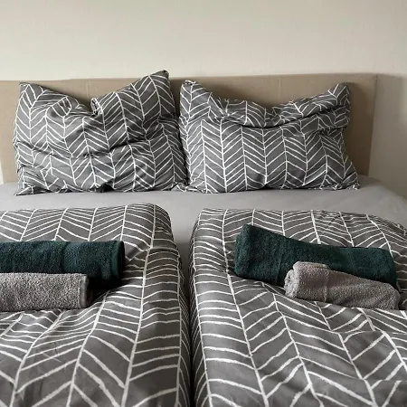 3-zimmerwohnung & 3 Min Zur Strassenbahn Apartament